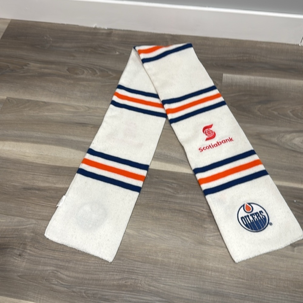 ๐ Scotiabank Oilers White and Blue Scarf - Picture 2 of 5